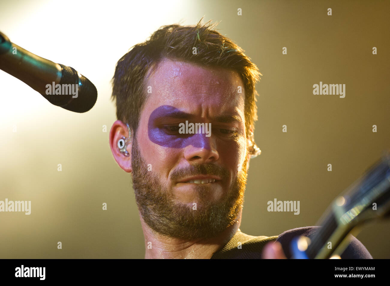 Freiburg, Germania. 2. Luglio, 2015. Johannes Strate (vocals, chitarra) da della rock band tedesca Revolverheld suona dal vivo durante un concerto al ZMF music festival in Freiburg, Germania. Foto: Miroslav Dakov/ Alamy Live News Foto Stock