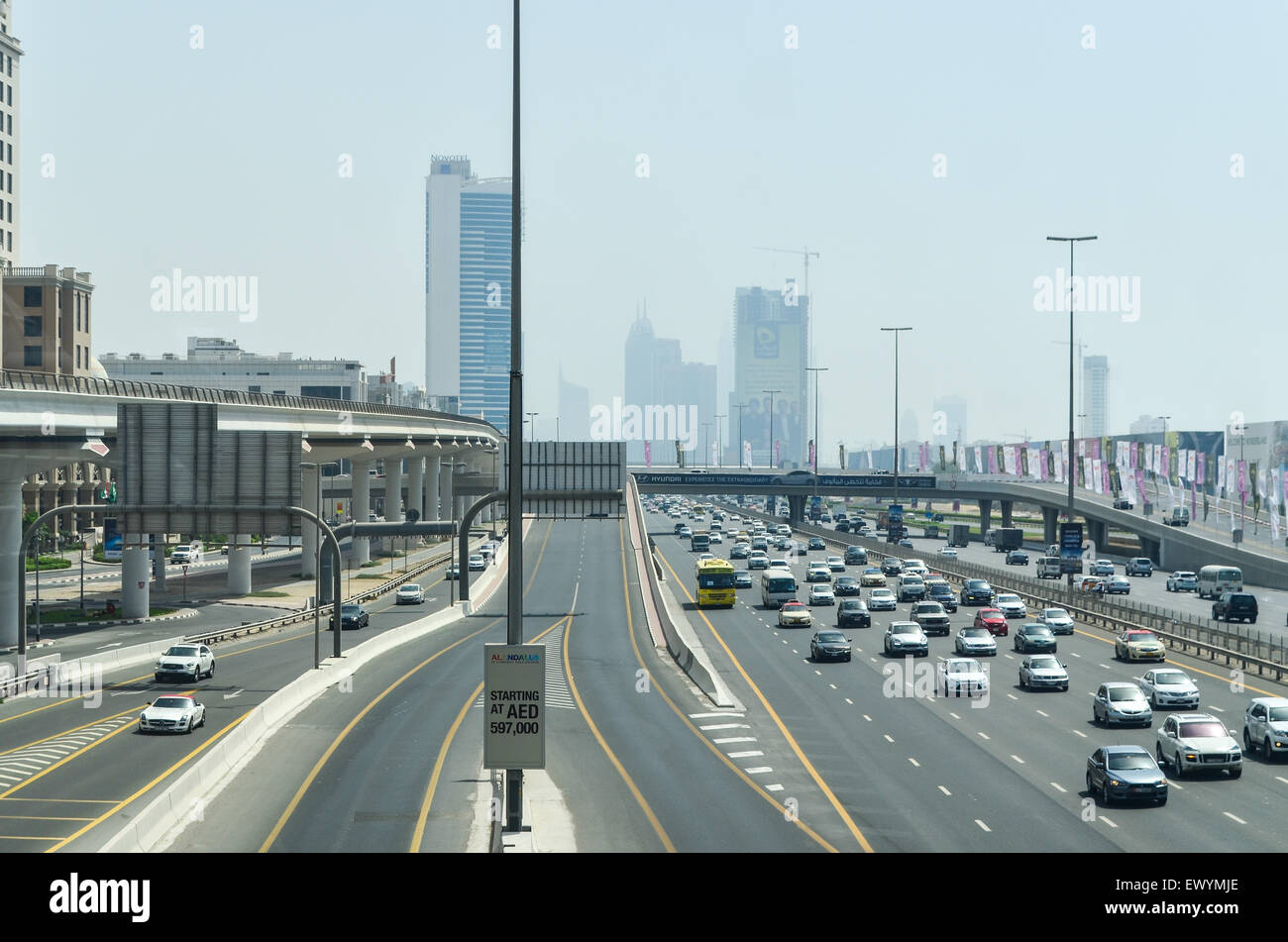 Il traffico sulle strade di Dubai, Emirati arabi uniti Foto Stock