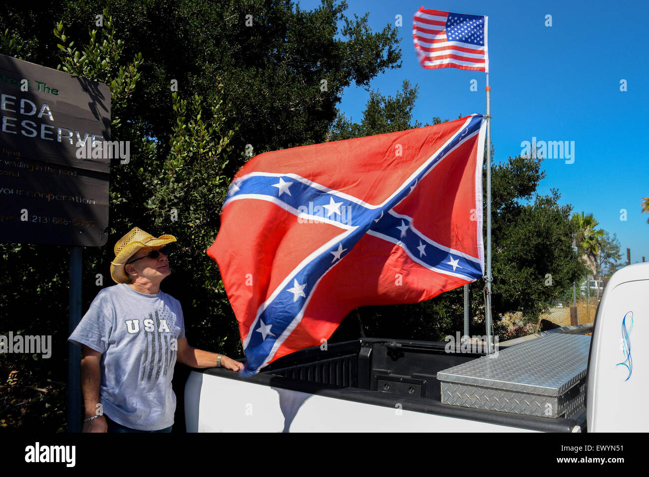 Los Angeles, CA, Stati Uniti d'America. 2 Luglio, 2015. Contrassegnare Gulley da Pittsburg, Pennsylvania illustra la bandiera Confederate montato sul retro del suo pickup truck a Sepulveda bacino di riserva faunistica in Los Angeles, California. 'Non posso fare alcuna dichiarazione. Mi piace la bandiera.'' Gulley dice. "La metà delle persone che mi vedono honk e mi dica come stupido sembra.'' nella scia delle uccisioni di 9 persone in Carolina del Sud chiesa, TV Land ha tirato la popolare ''˜80s show televisivo "Duchi di Hazzard" oltre la bandiera Confederate polemiche. "Non vedo il motivo per cui essi dovrebbero tirare la mostra solo b Foto Stock