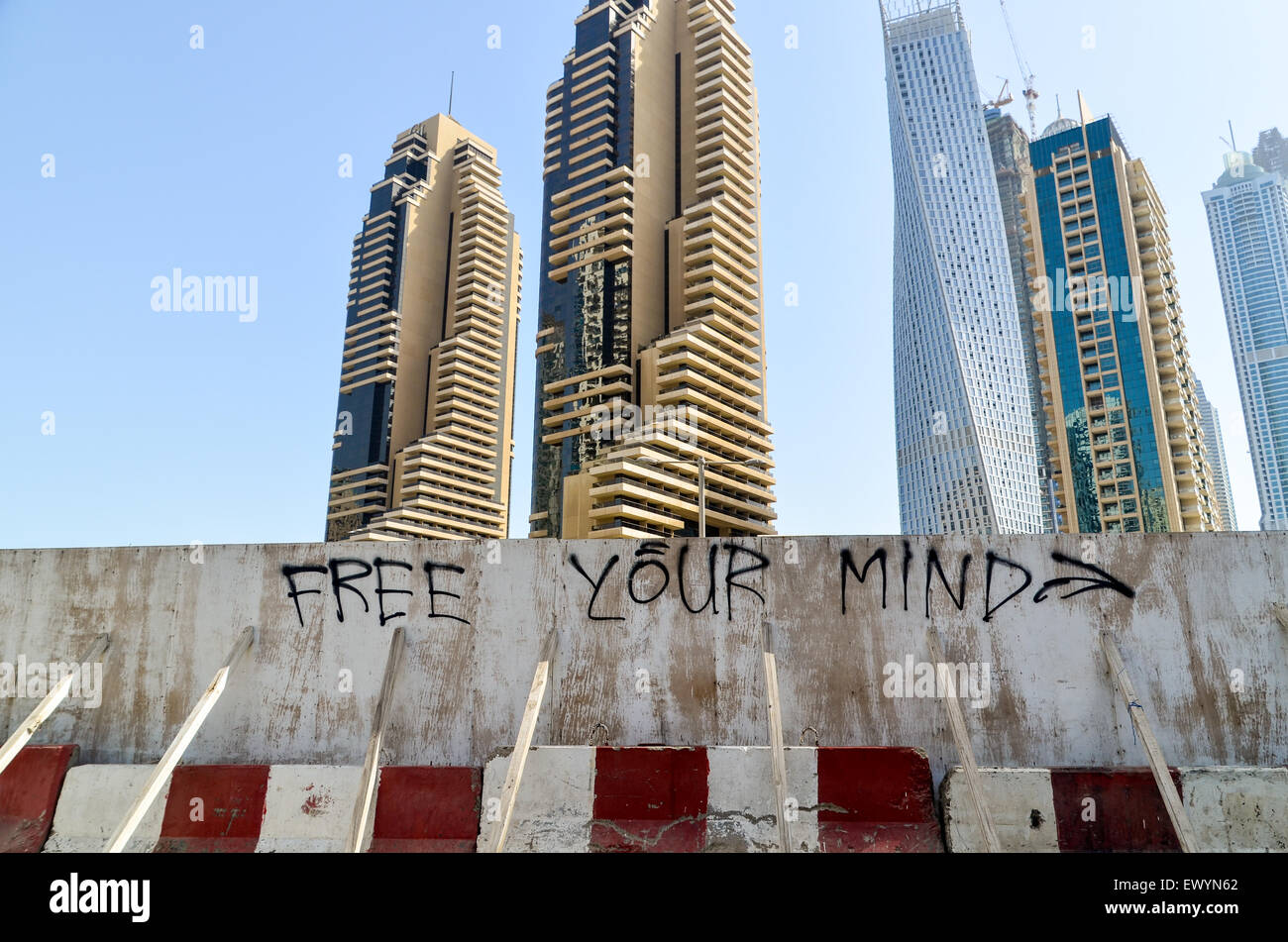 "Libera la tua mente' scritto su una parete di una strada in costruzione vicino alla Marina di Dubai, UAE Foto Stock