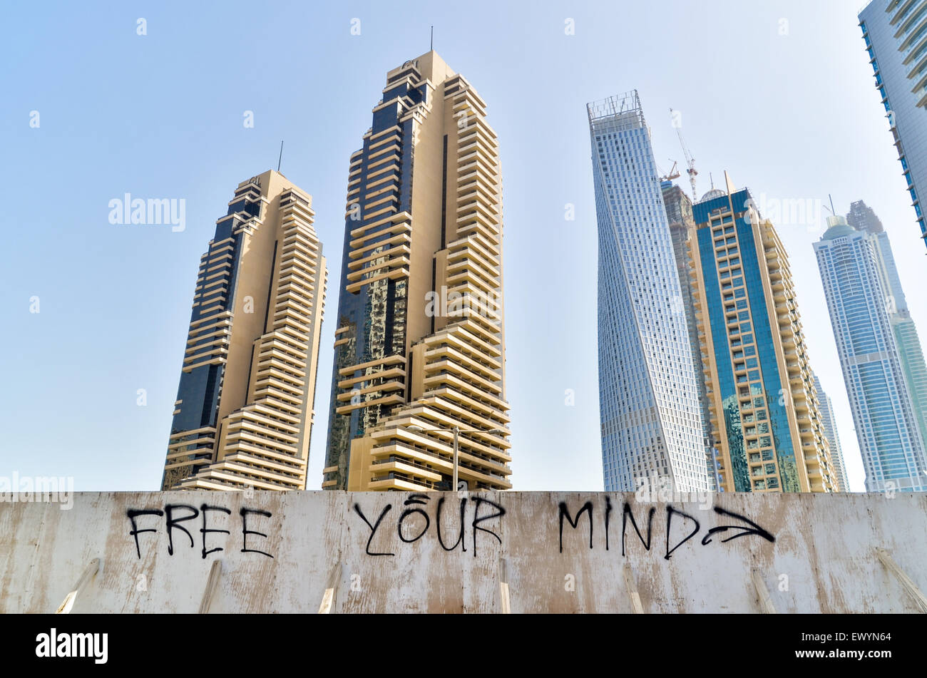 "Libera la tua mente' scritto su una parete di una strada in costruzione vicino alla Marina di Dubai, UAE Foto Stock