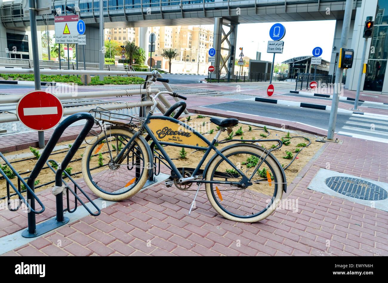 Parcheggiate in bicicletta sulle strade di Dubai, Emirati arabi uniti Foto Stock