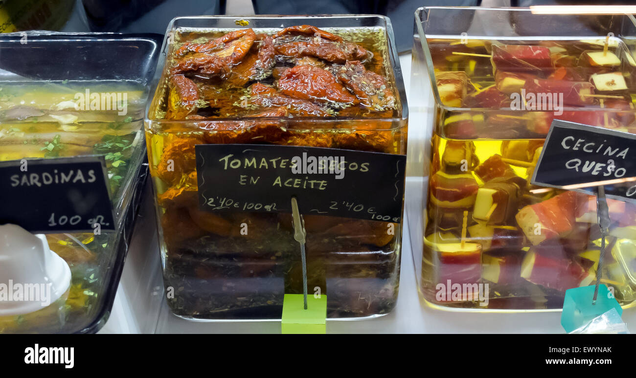 Ecologico di pomodori essiccati con erbe in un vasetto di vetro in un mercato. (Pomodori secos) Foto Stock
