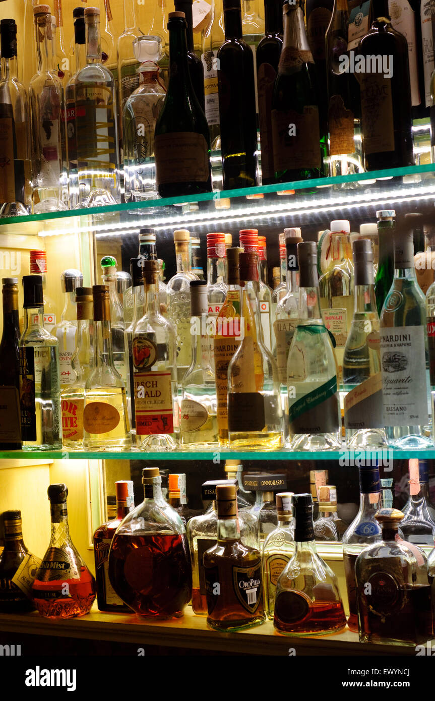 Bottiglie di liquore al bar Foto stock - Alamy