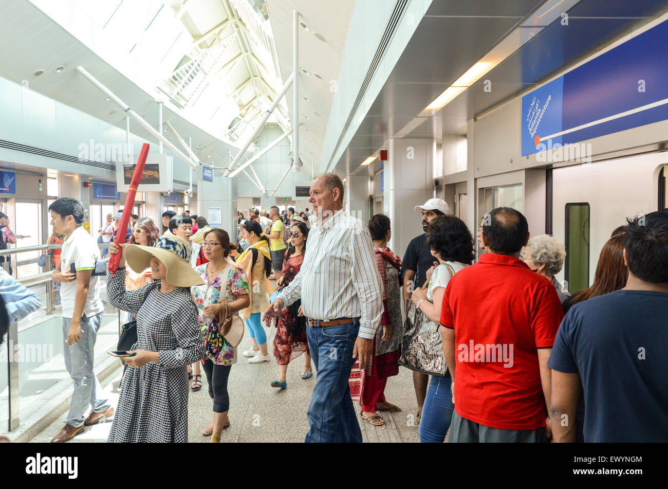 I turisti cinesi in visita a Dubai, Emirati arabi uniti, in dello skytrain presso la stazione della metropolitana di Palm Jumeirah Foto Stock