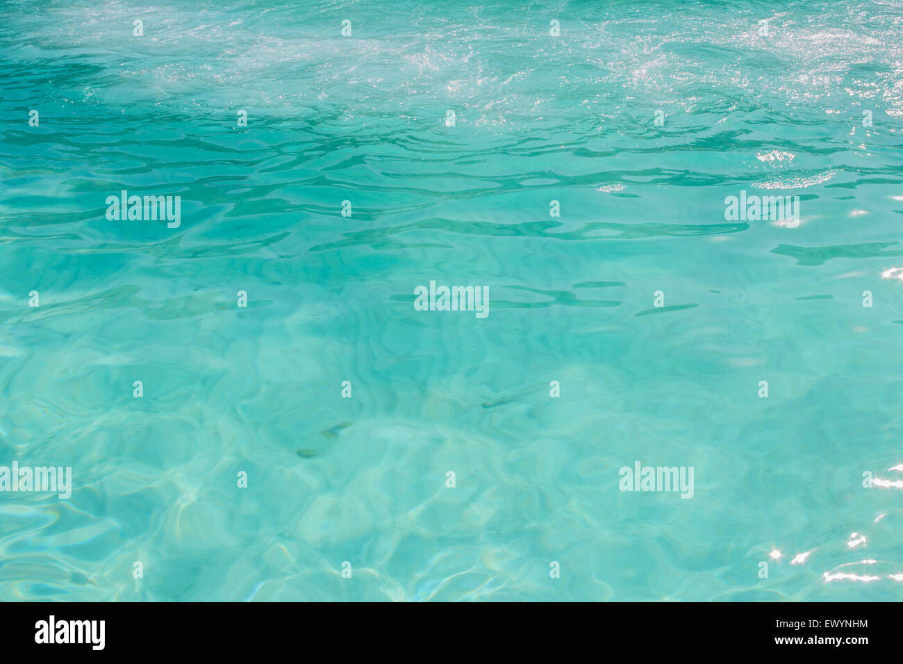 Riflessi di acqua poco profonda sulla spiaggia di sabbia di fondo Foto Stock