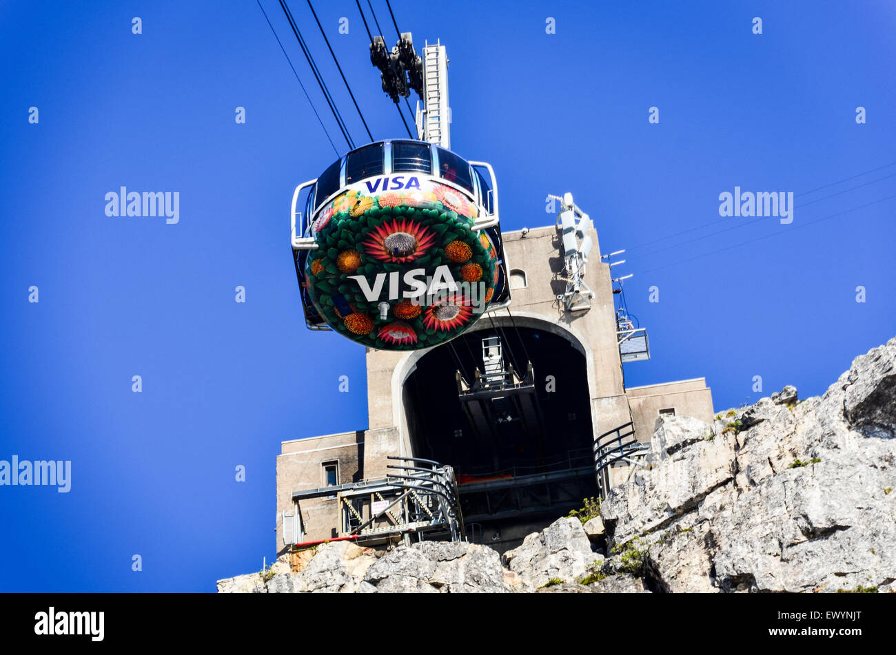 Logo VISA sulla cabinovia della Table Mountain cabinovia, Cape Town, passando nel cielo sopra le nuvole Foto Stock