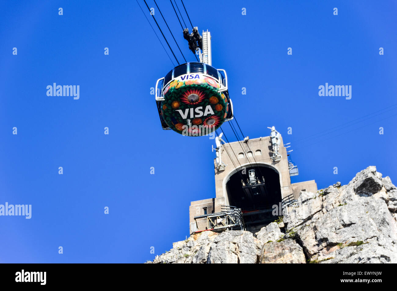 Logo VISA sulla cabinovia della Table Mountain cabinovia, Cape Town, passando nel cielo sopra le nuvole Foto Stock