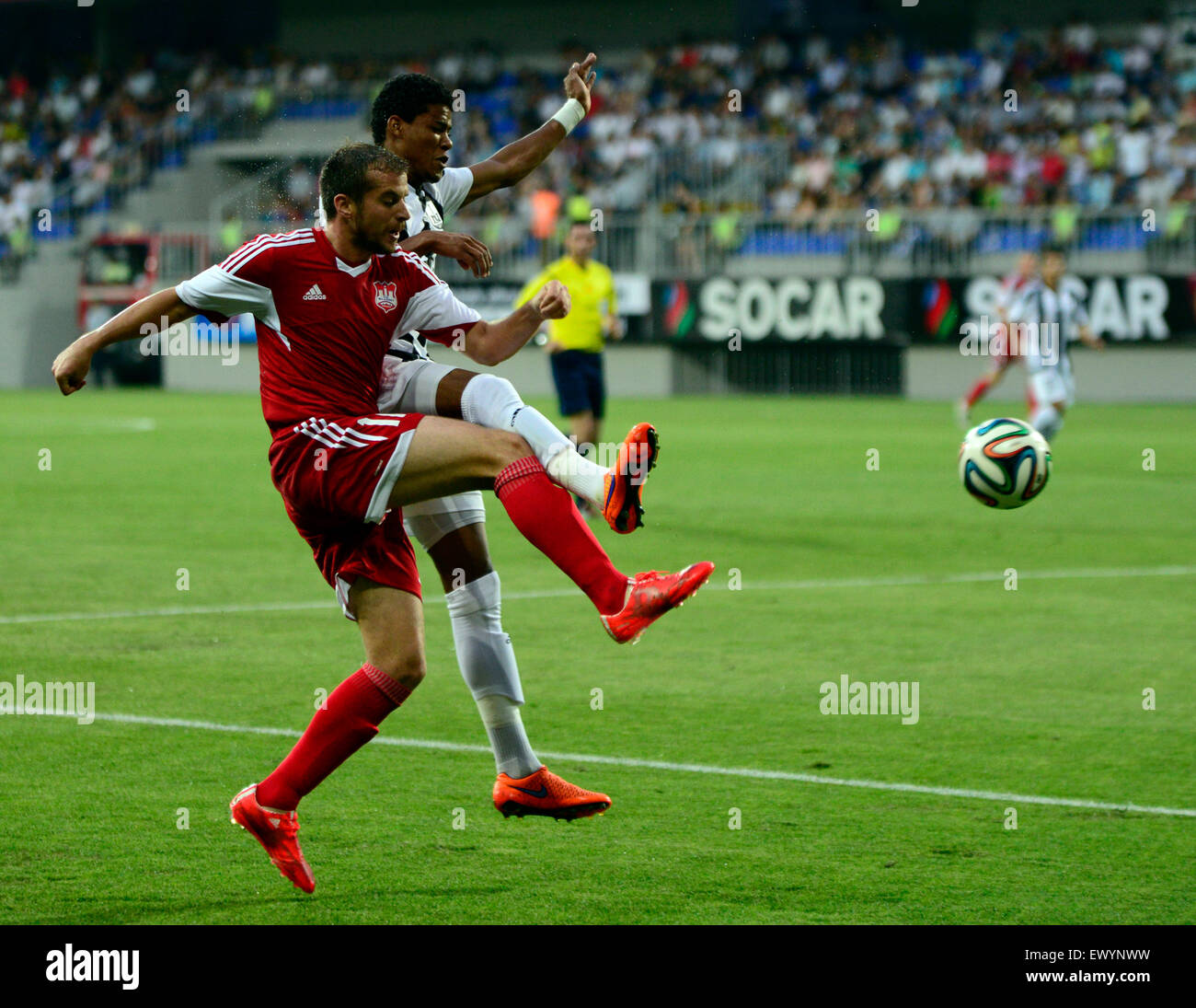 Baku. 2 Luglio, 2015. Su Ailton Ferreira Silva (posteriore) del PFK Neftchi compete durante un Euro League match tra quella dell'Azerbaigian PFK Neftchi e della Serbia in FK Mladost in Azerbaigian il capitale di Baku il 2 luglio 2015. La partita si è conclusa con un pareggio per 2-2. © Tofik Babayev/Xinhua/Alamy Live News Foto Stock