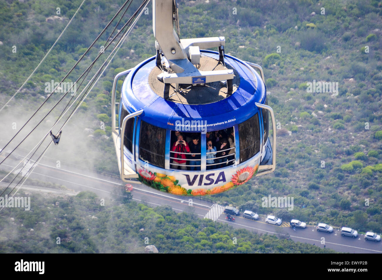 Logo VISA sulla cabinovia della Table Mountain cabinovia, Cape Town, passando nel cielo sopra le nuvole Foto Stock