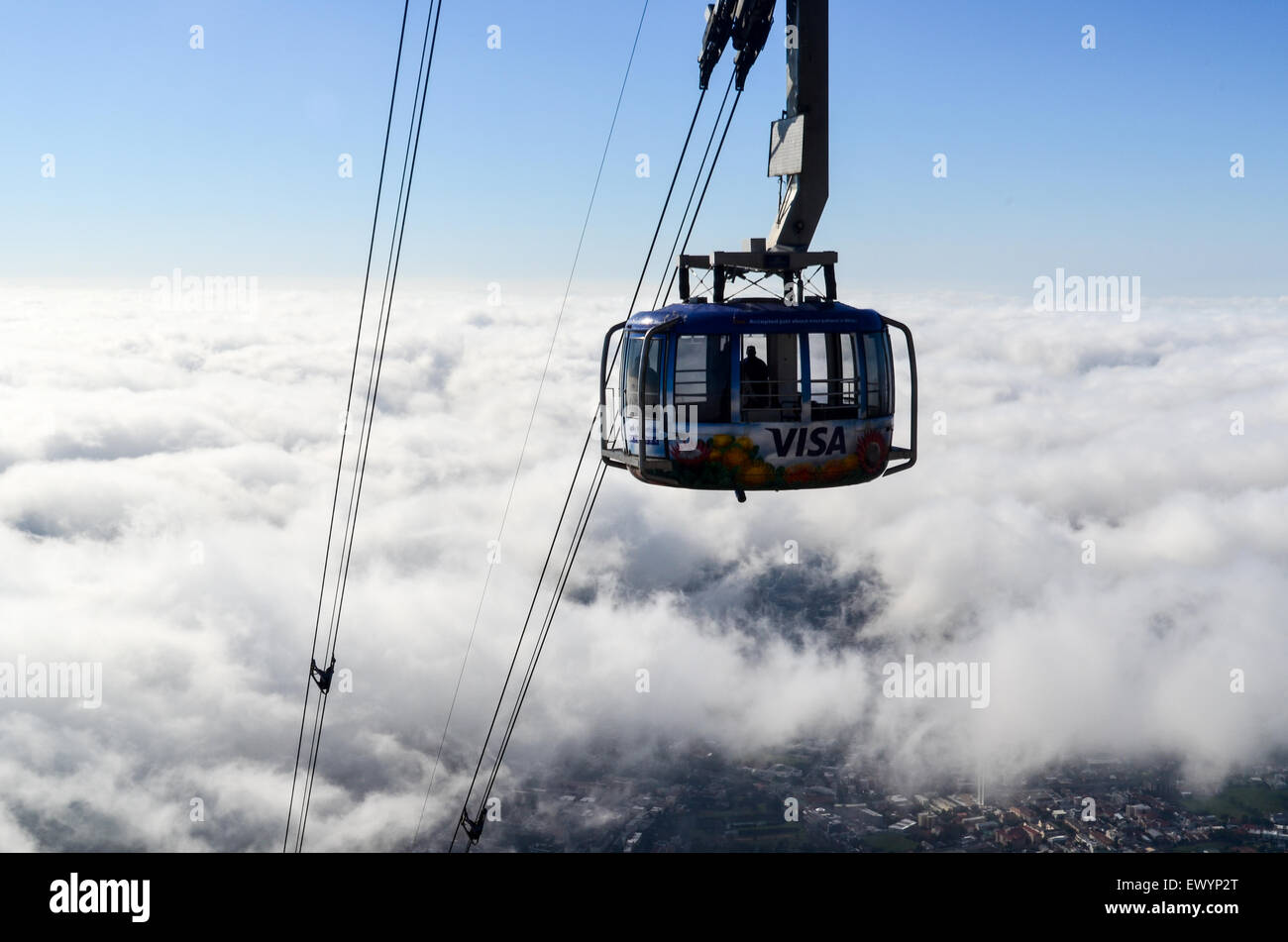 Cabinovia di Table Mountain cabinovia, Cape Town, emergenti nel cielo sopra le nuvole Foto Stock