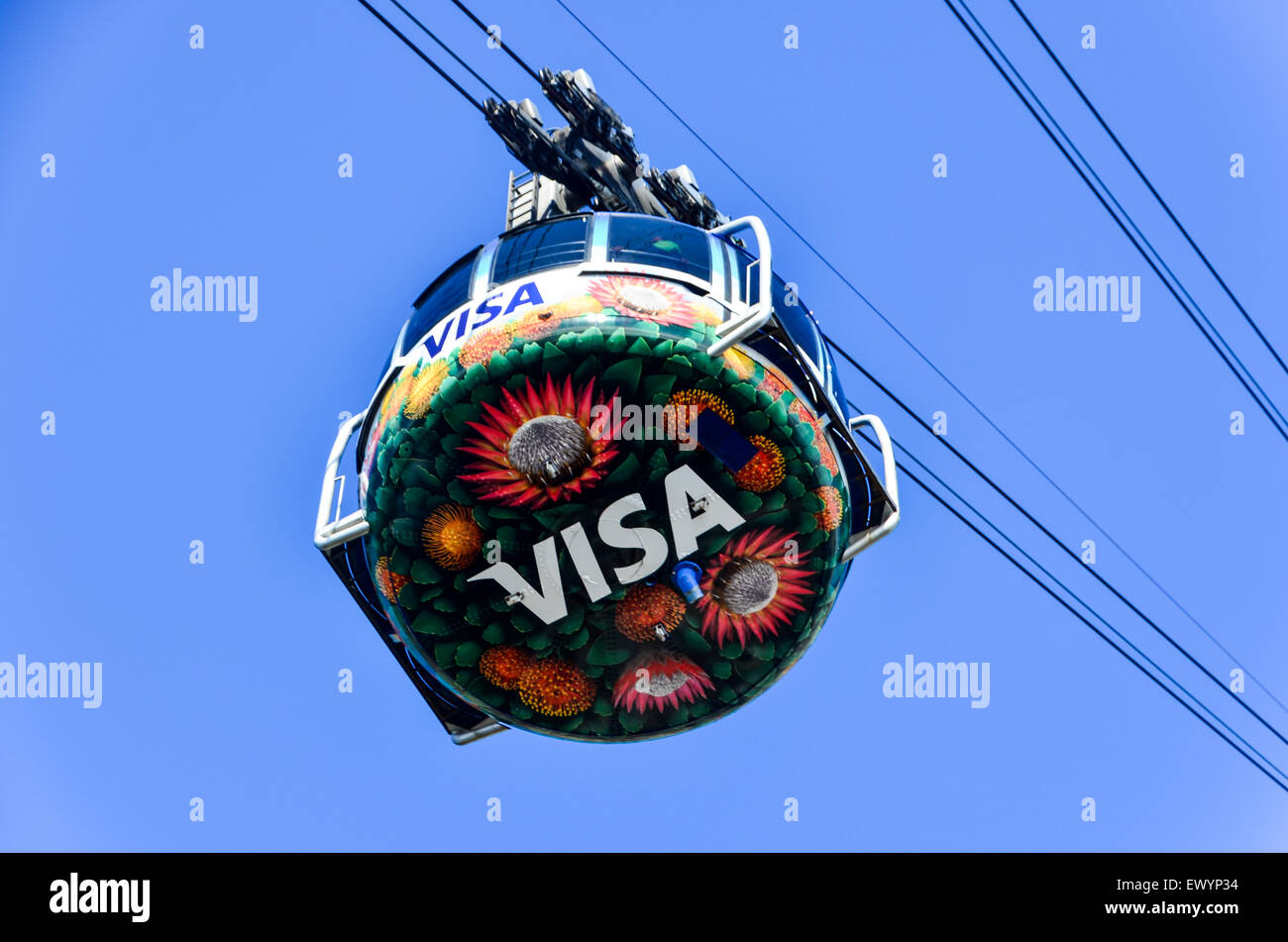 Logo VISA sulla cabinovia della Table Mountain cabinovia, Cape Town, passando nel cielo sopra le nuvole Foto Stock