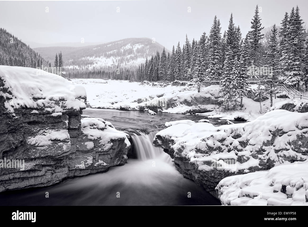 Bragg Creek, il nero e il bianco inverno cascate di montagna Foto Stock