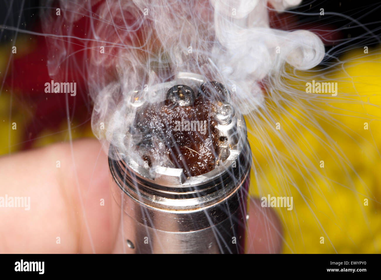 E-sigaretta produca vapore. Foto Stock