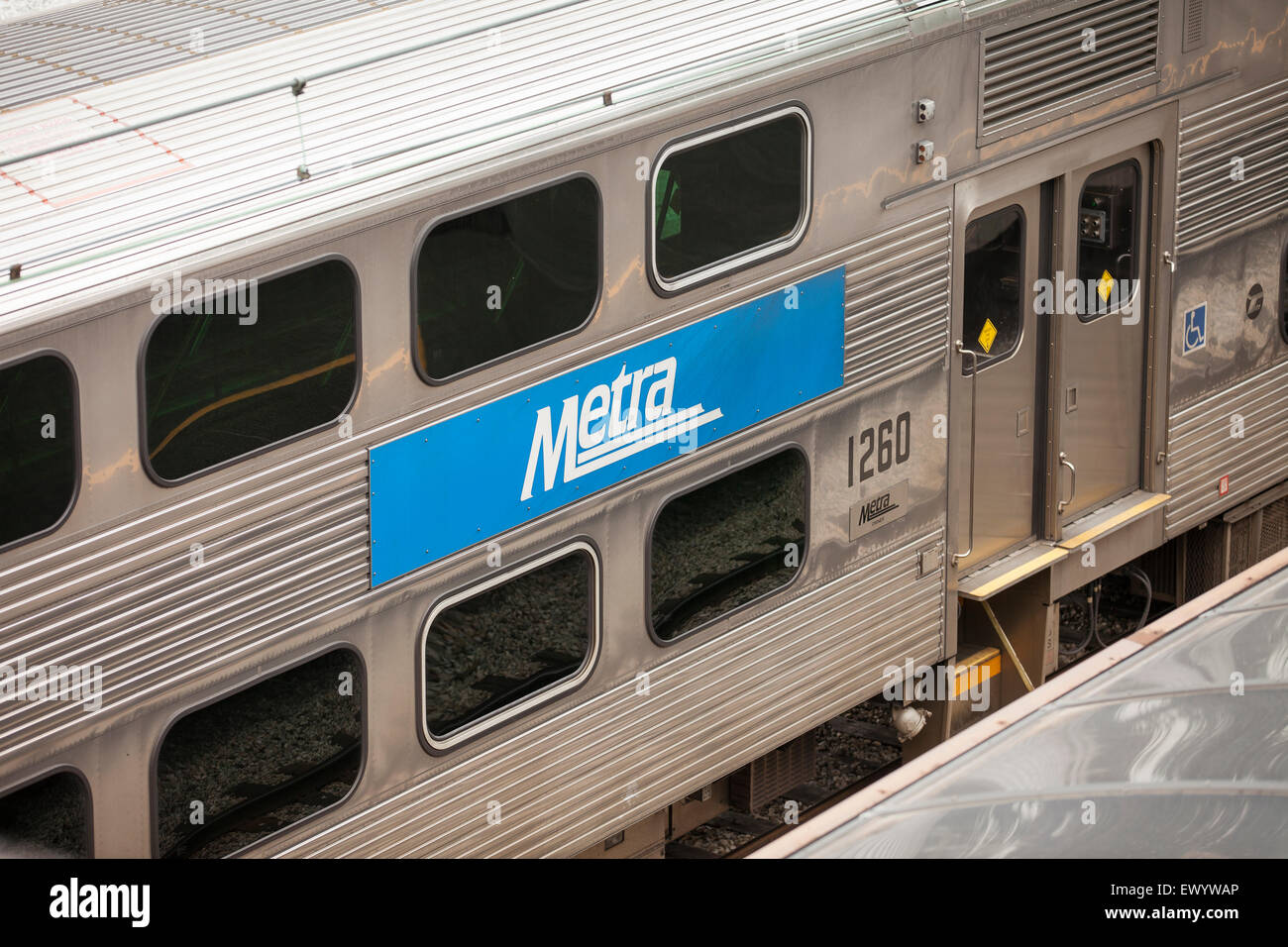 Un Metra treno auto con un segno Metra si siede in una stazione in Chicago, Illinois. Foto Stock