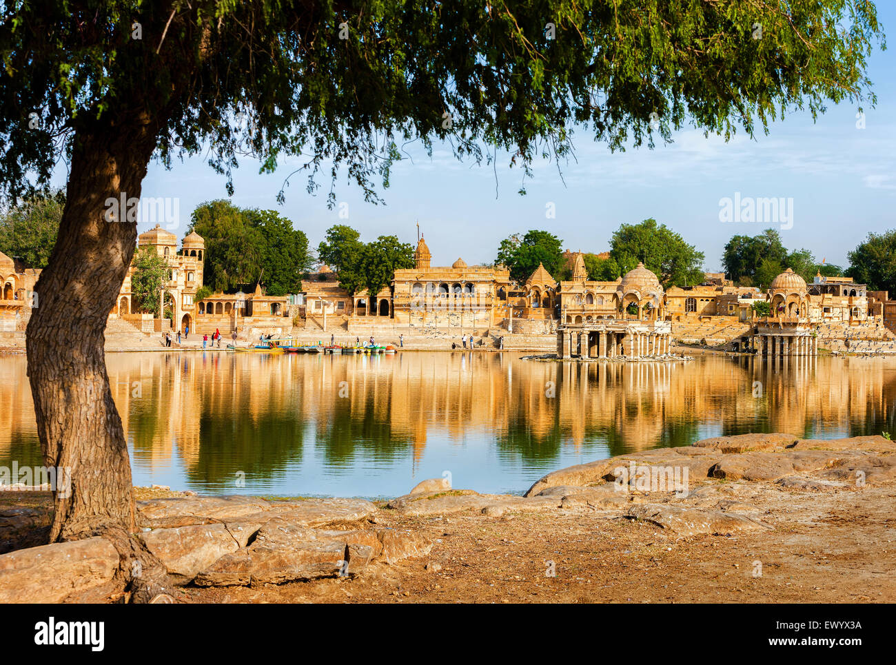 Gadi Sagar (Gadisar) il lago è una delle più importanti attrazioni turistiche in Jaisalmer, Rajasthan, India del Nord. Artisticall Foto Stock