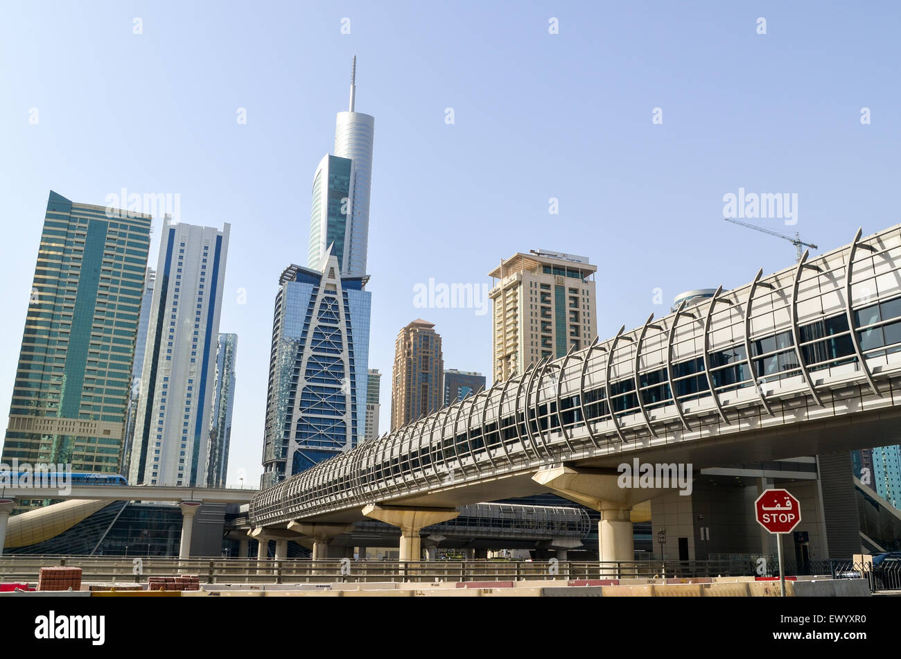 Il segnale di arresto, Jumeirah Lake Towers, vicino alla Marina di Dubai, UAE e ponte sopra l'autostrada per la stazione della metropolitana Foto Stock