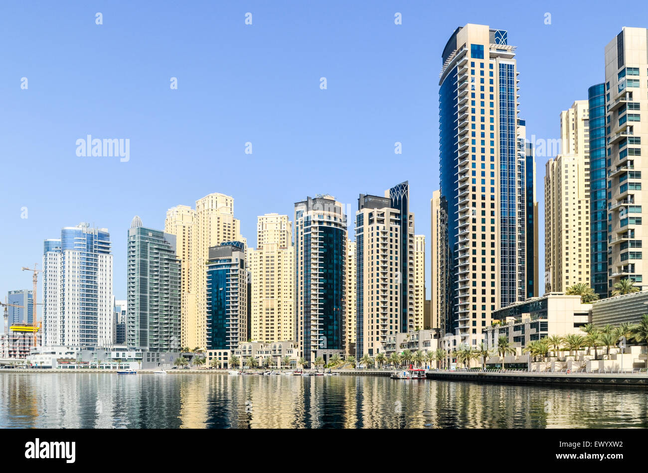 Avveniristica e alti edifici moderni, torri e gli alberghi della Marina di Dubai, Emirati Arabi Uniti Foto Stock