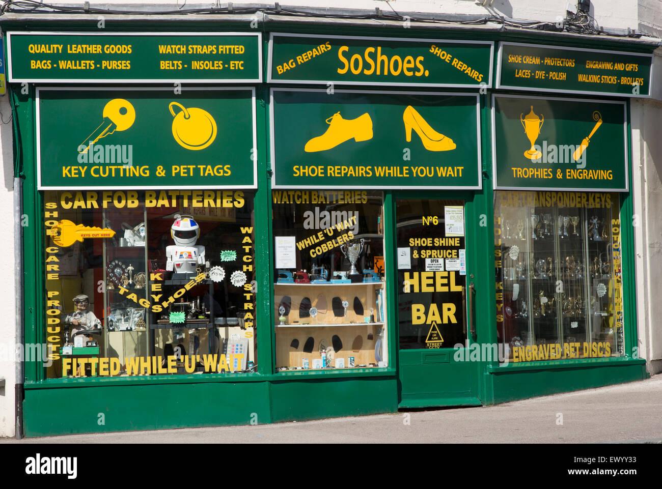 Shoe repair shop, Chippenham, Wiltshire, Inghilterra, Regno Unito Foto Stock