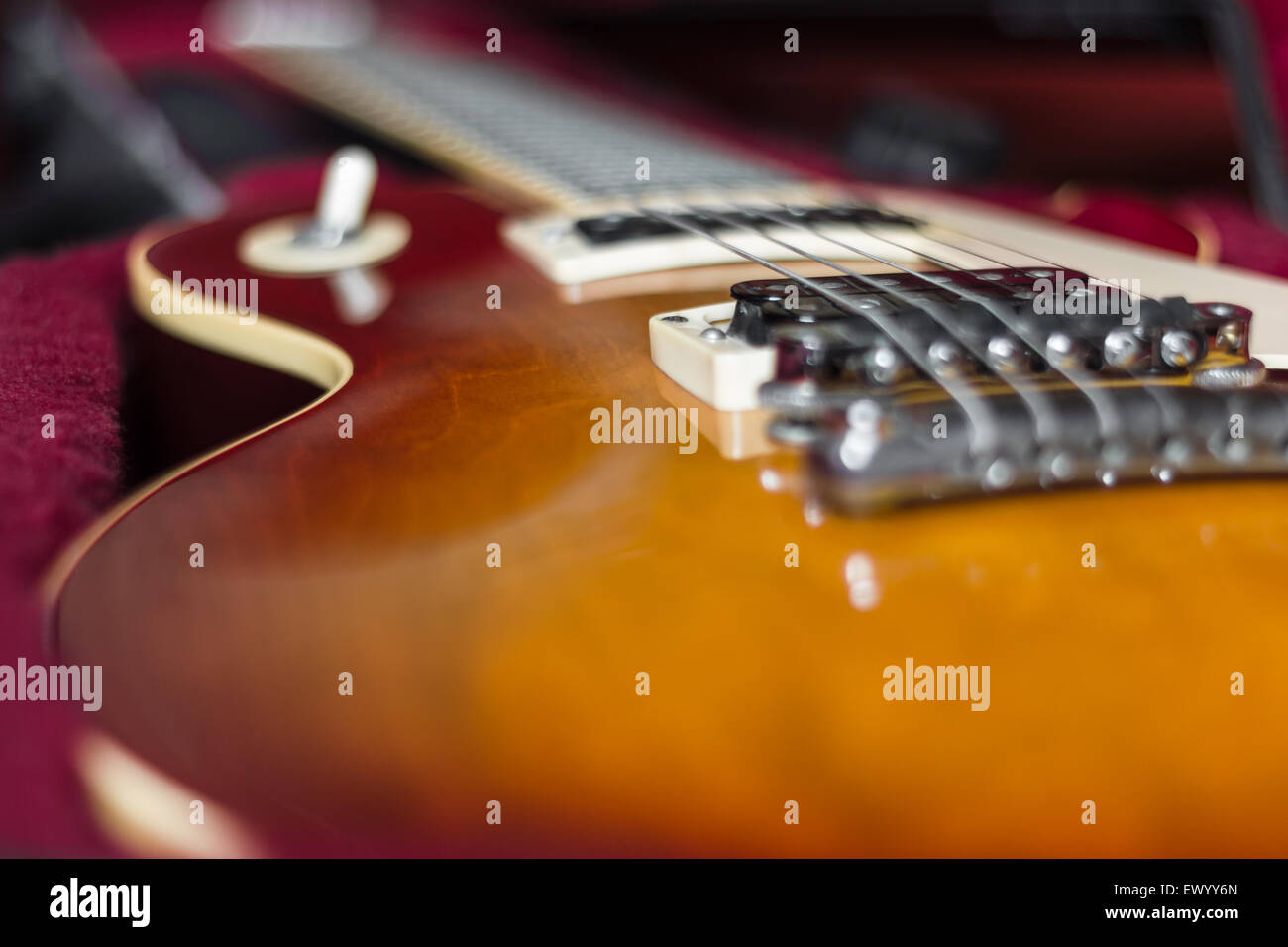 Extreme close-up di una chitarra elettrica in sua custodia. Foto Stock