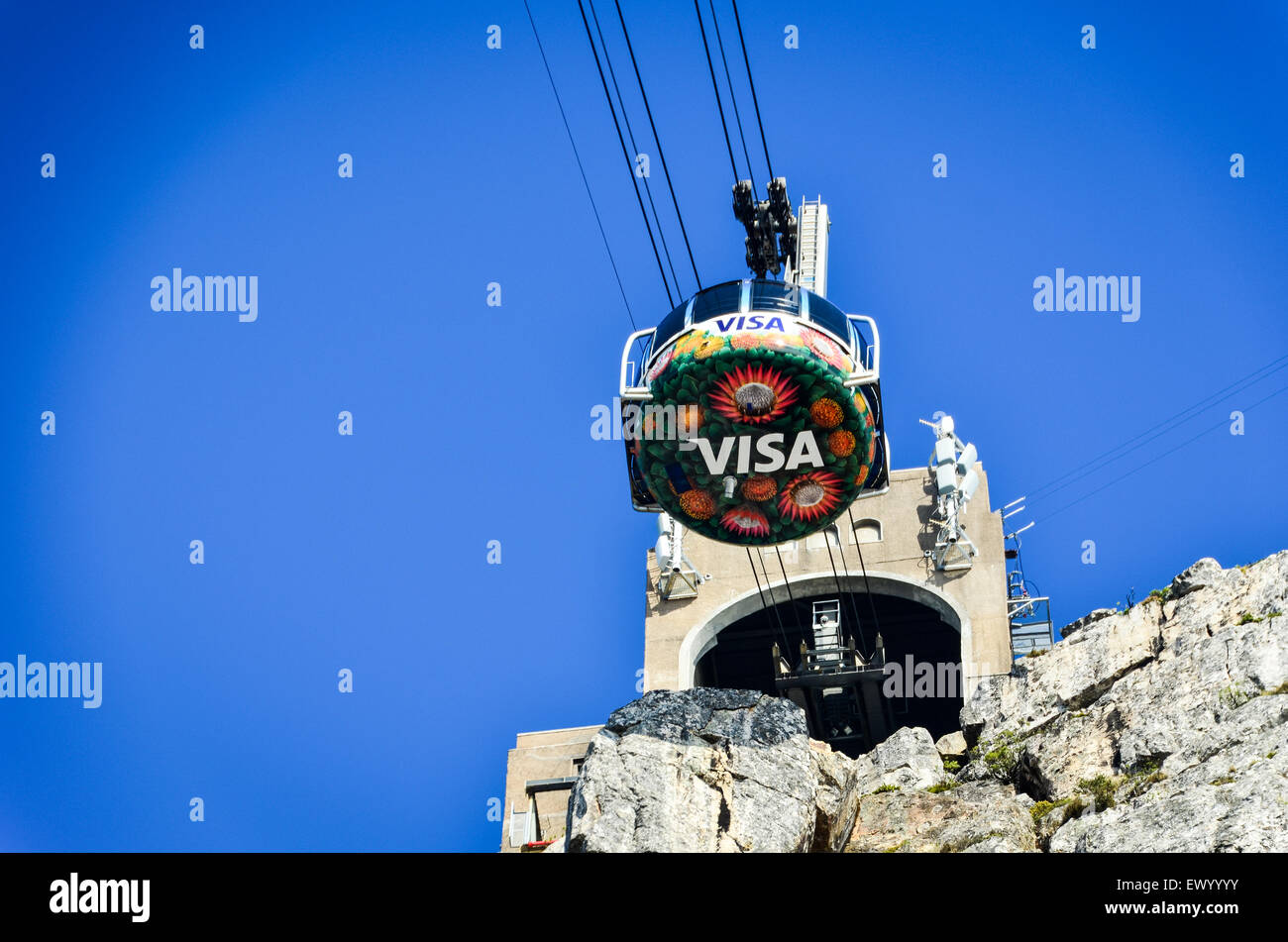 Logo VISA sulla cabinovia della Table Mountain cabinovia, Cape Town, passando nel cielo sopra le nuvole Foto Stock