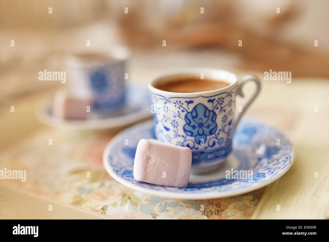 Una tazza di caffè turco sul tavolo Foto Stock