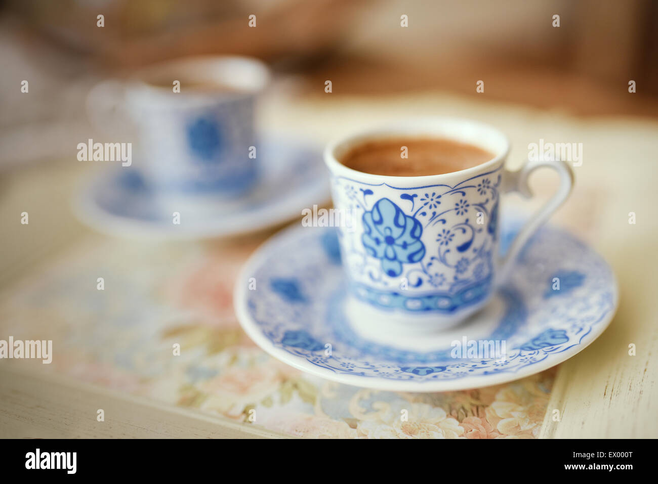 Una tazza di caffè turco sul tavolo Foto Stock