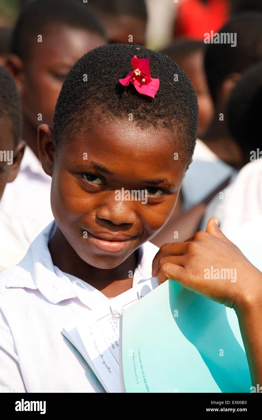 Sorridente schoolgirl, ritratto, mattina nel gruppo di schoolyard, Kasongo-Lunda, Kawongo distretto, nella provincia di Bandundu Foto Stock