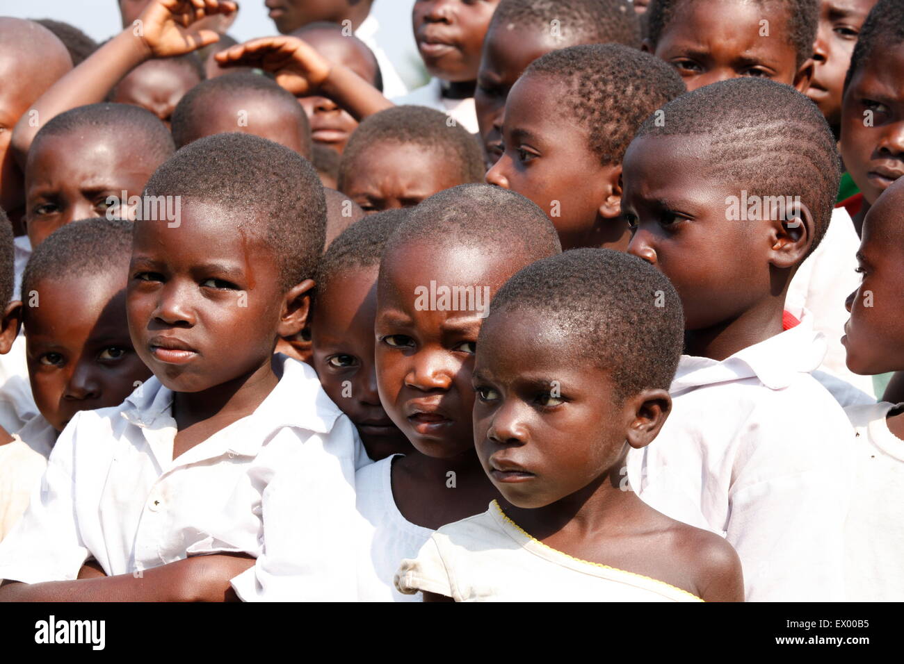 Gruppo di studenti in schoolyard durante la mattina, gruppo Kasongo-Lunda, Kawongo distretto, nella provincia di Bandundu, Repubblica del Congo Foto Stock