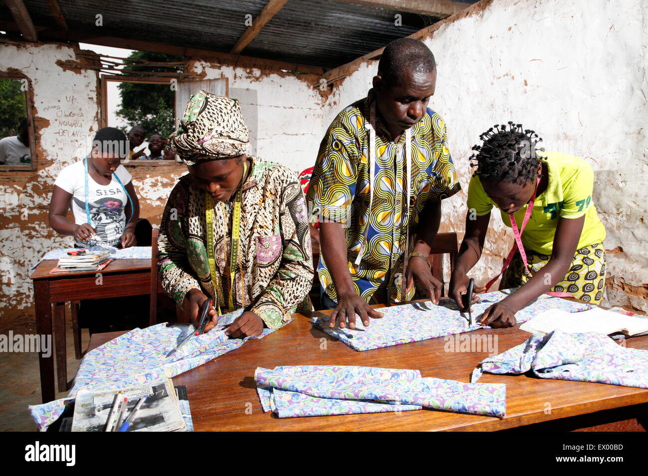 Taglio di abiti, corso di sartoria, Kasongo-Lunda, Kawongo distretto, nella provincia di Bandundu, Repubblica del Congo Foto Stock