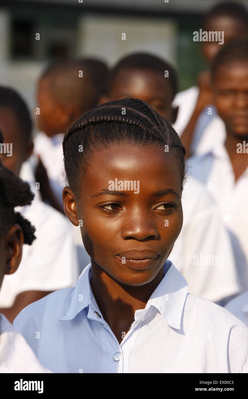 La scolaretta, ritratto, mattina nel gruppo di schoolyard, Kasongo-Lunda, Kawongo distretto, nella provincia di Bandundu, Repubblica del Congo Foto Stock