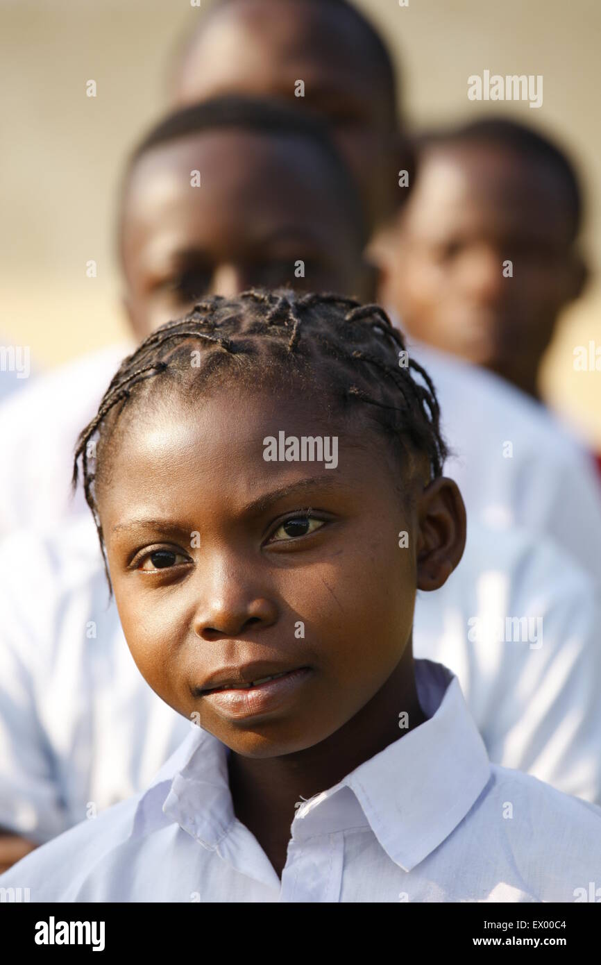 La scolaretta, ritratto, mattina nel gruppo di schoolyard, Kasongo-Lunda, Kawongo distretto, nella provincia di Bandundu, Repubblica del Congo Foto Stock