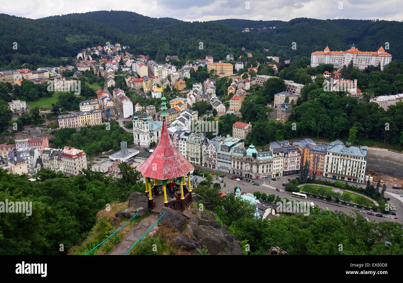 Vista di Hirschsprung e Carlsbad, Hotel Imperial nella parte posteriore destra, Karlovy Vary, Bohemia Repubblica Ceca Foto Stock