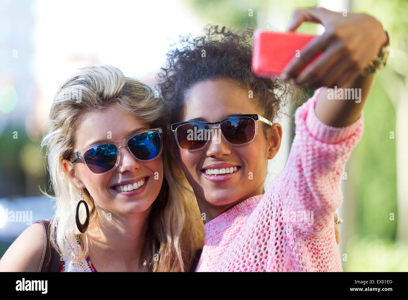 Ritratto di due università ragazza studenti prendendo un selfie in strada. Foto Stock