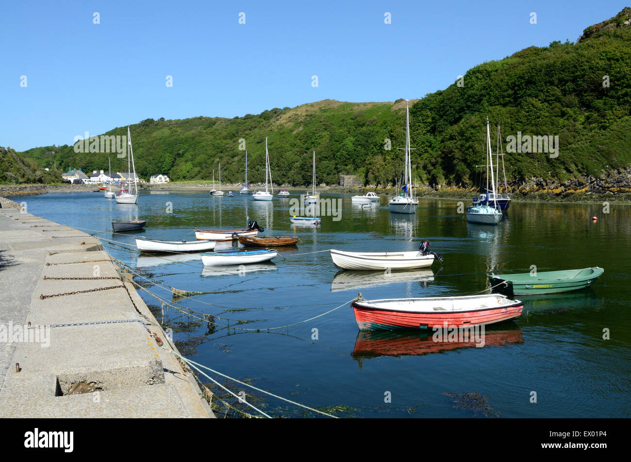 Barche nel porto di Solva St Brides Bay Pembrokeshire Coast National Park in Galles Foto Stock