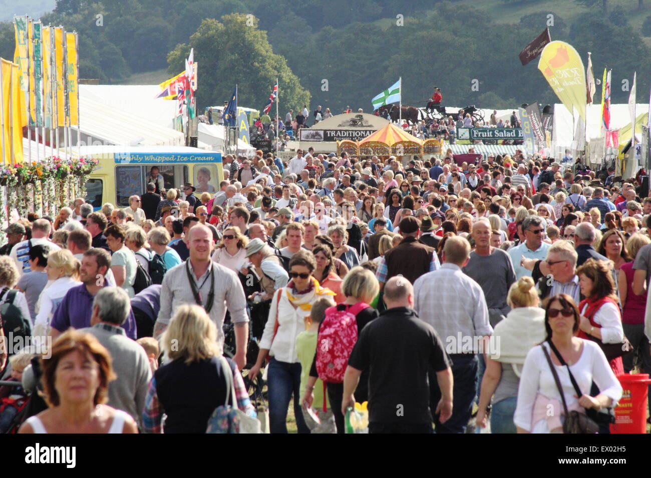 Persone vagate tra gli stand commerciali su una giornata intensa a Chatsworth Country Fair, Peak District, DERBYSHIRE REGNO UNITO Inghilterra - 2014 Foto Stock