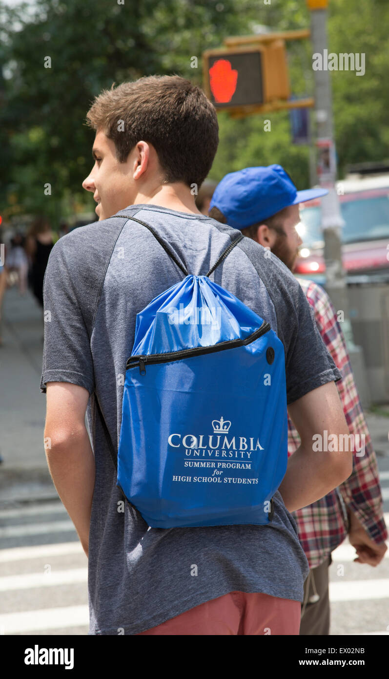 Studente di scuola superiore che indossa uno zaino per le università programma estivo presso la Columbia University Foto Stock