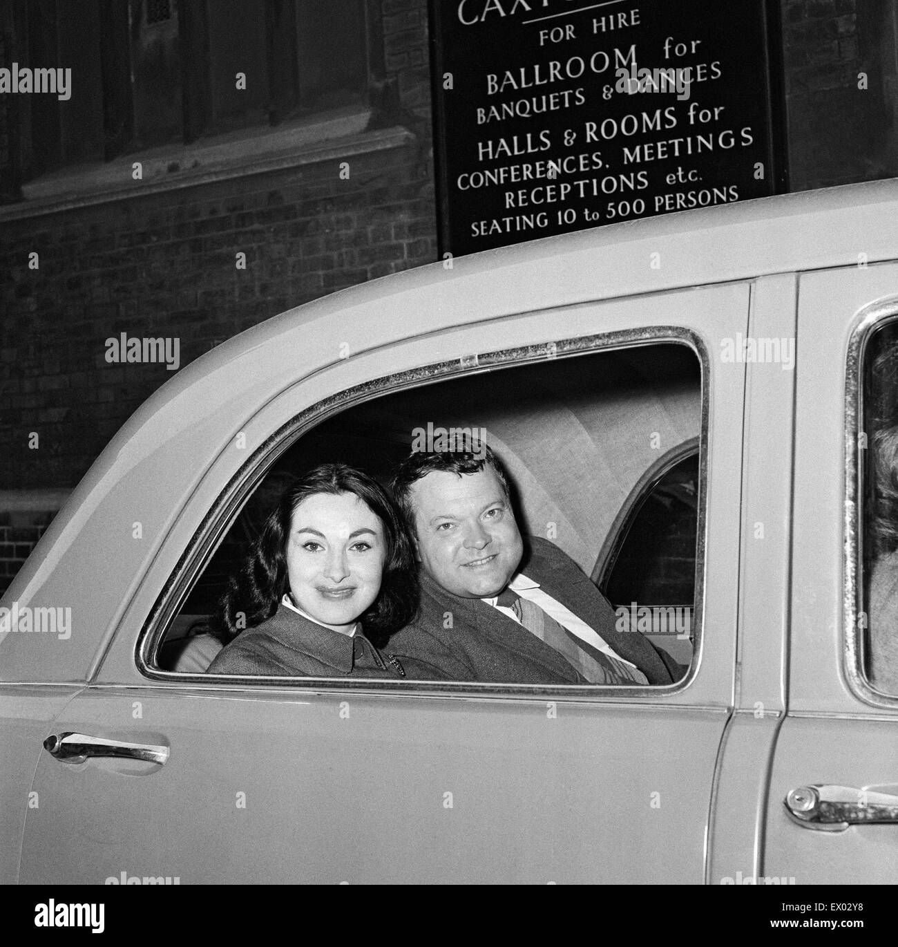 Orson Welles sposa Paola Mori a Caxton Hall a 8.30. 8 maggio 1955. Foto Stock