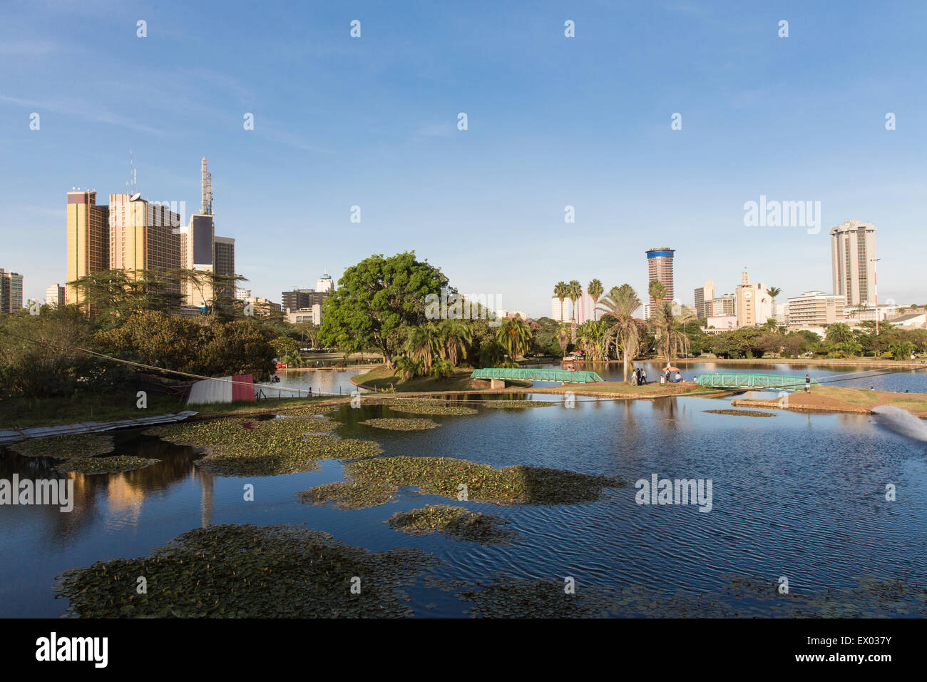 Vista del lago di fronte lo skyline di Nairobi, Kenya Foto Stock