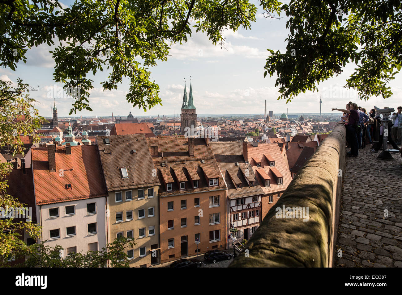 Gruppo di turisti la visualizzazione della città vecchia, Norimberga, Germania Foto Stock