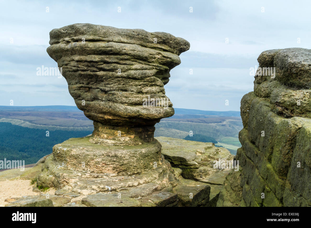 Weathered rock formazione (pietra arenaria silicea noto come gritstone) Fairbrook Naze, Kinder Scout, Derbyshire, Peak District, England, Regno Unito Foto Stock