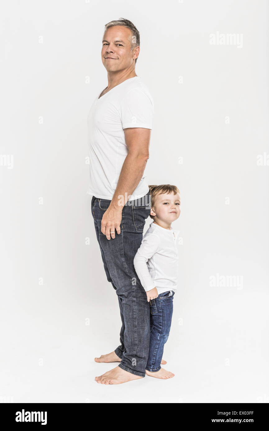 Padre e figlio in piedi di schiena Foto Stock