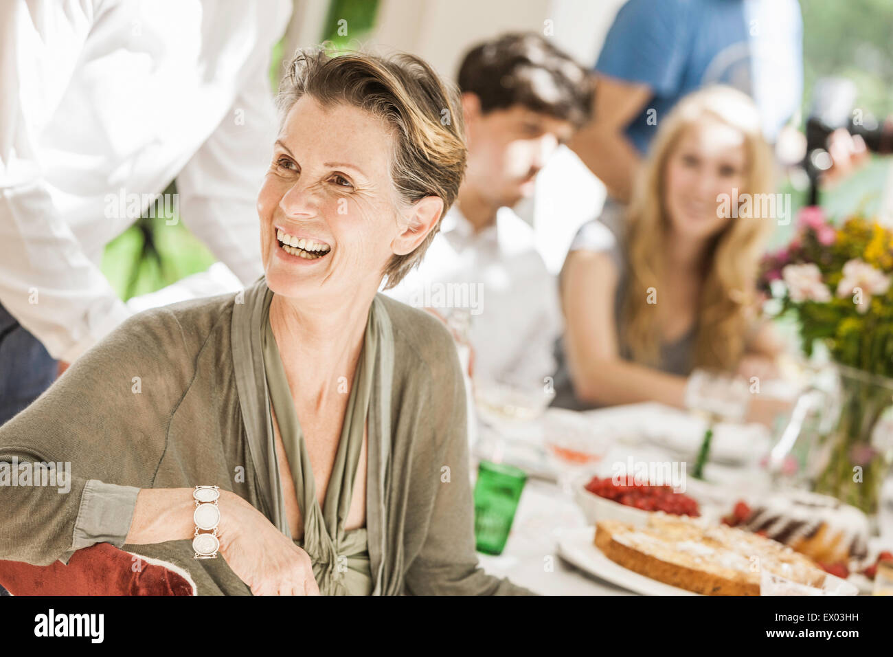 Senior donna alla famiglia festa di compleanno in sala da pranzo Foto Stock