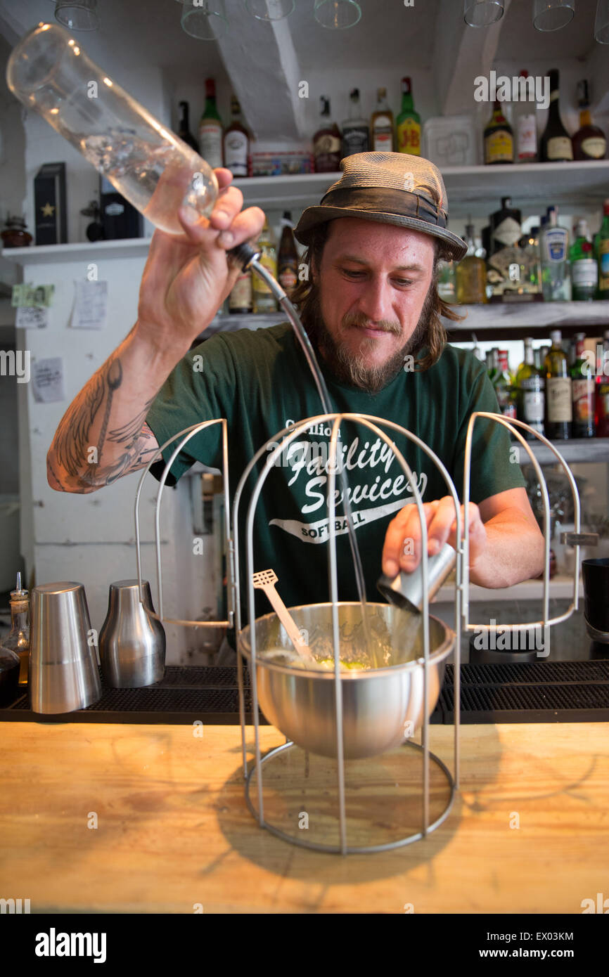 Barman miscelare un cocktail, Ibiza, Spagna Foto Stock