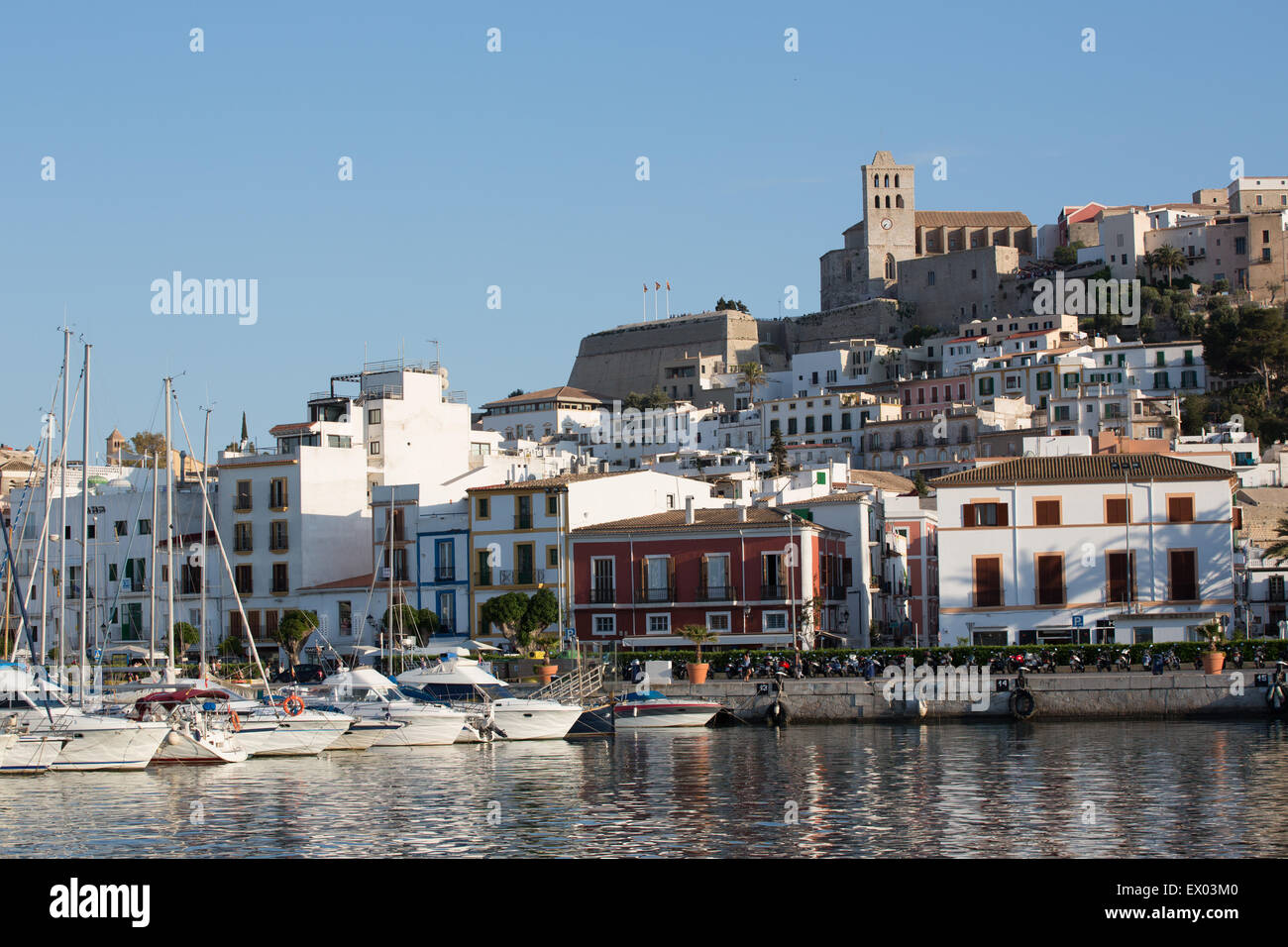 Vista della città vecchia porto, Ibiza, Spagna Foto Stock