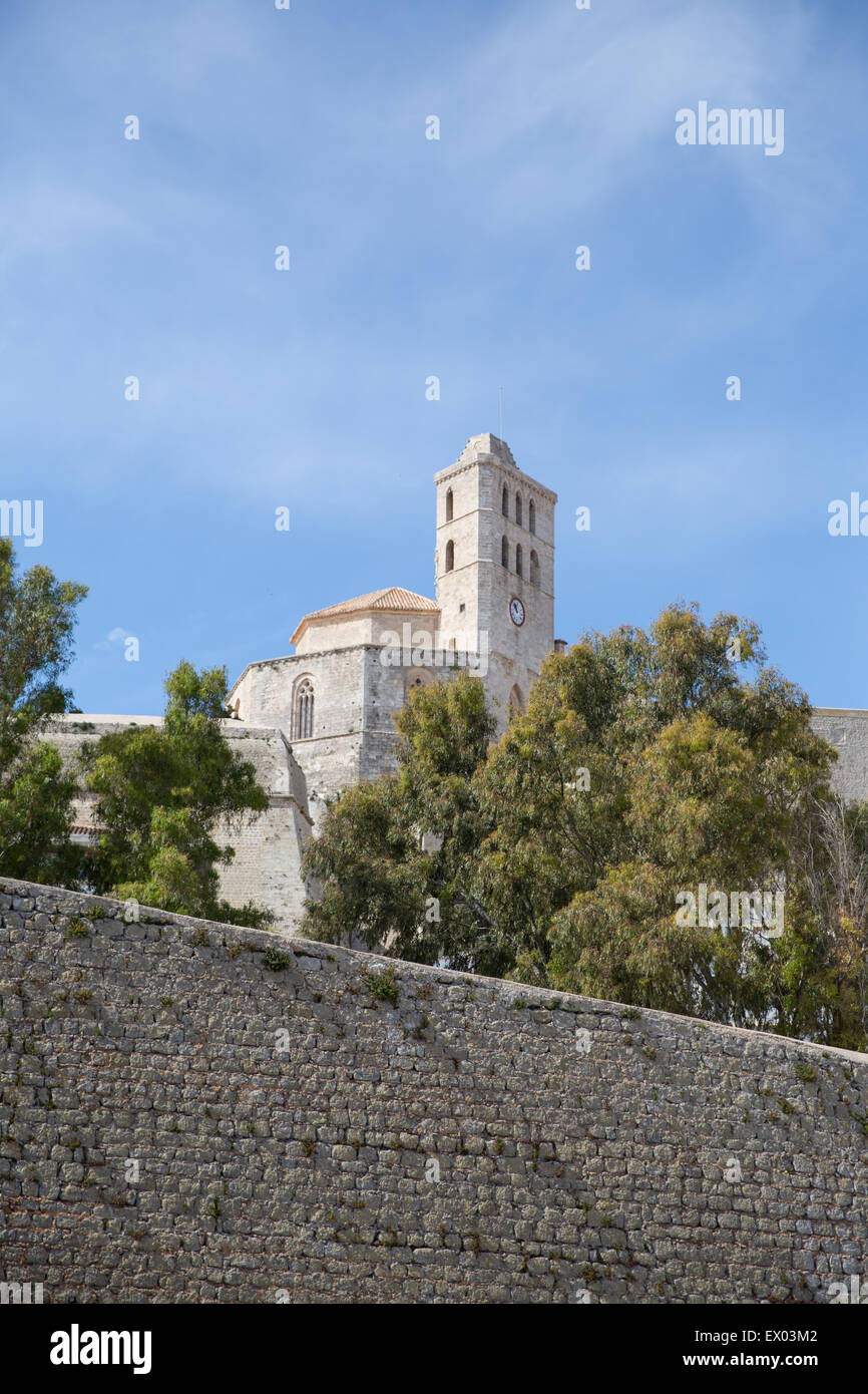 Vista delle mura della città e della chiesa nella città vecchia, Ibiza, Spagna Foto Stock