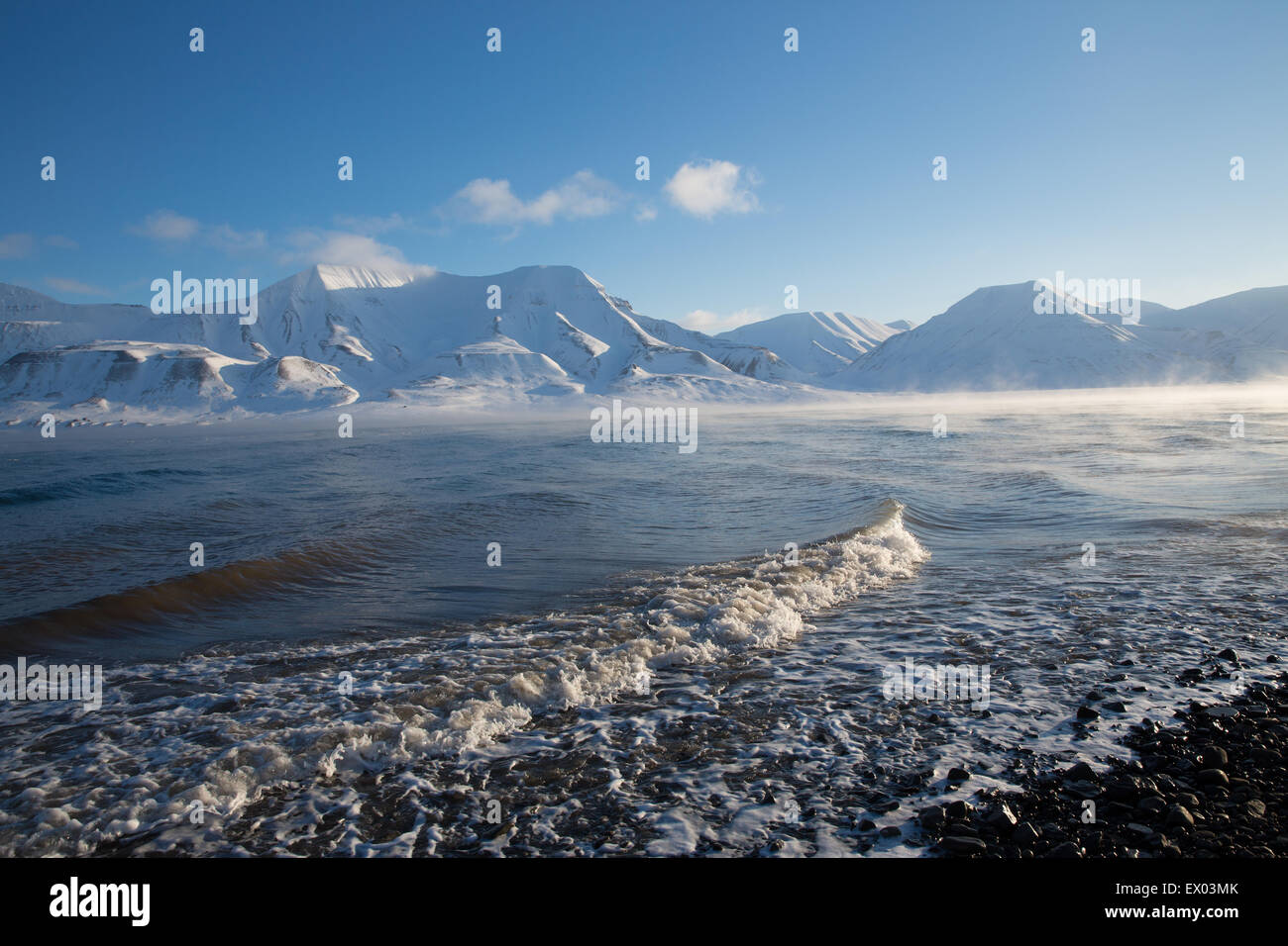 Vista della costa e montagne distanti isole Svalbard, Norvegia Foto Stock