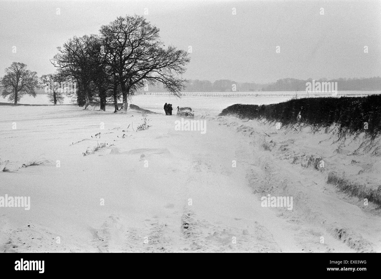 Una vettura bloccato nella neve, Berkshire. Gennaio 1982. Foto Stock