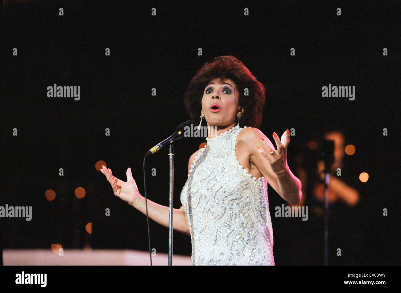 Shirley Bassey effettuando al Cor mondo coro in concerto a Cardiff Arms Park, 29 maggio 1993. Foto Stock