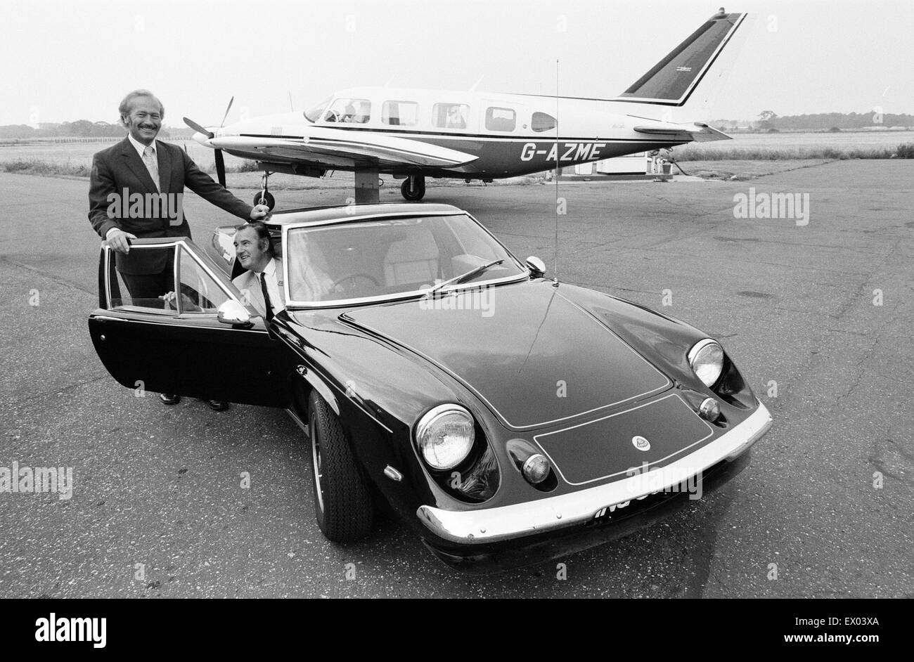 Colin Chapman (l) fondatore della sports car company Lotus Cars, raffigurato con Roy Spicer e la nuova Lotus auto sportiva, 6 settembre 1972. In background, Colin Chapman's piano privato. Foto Stock